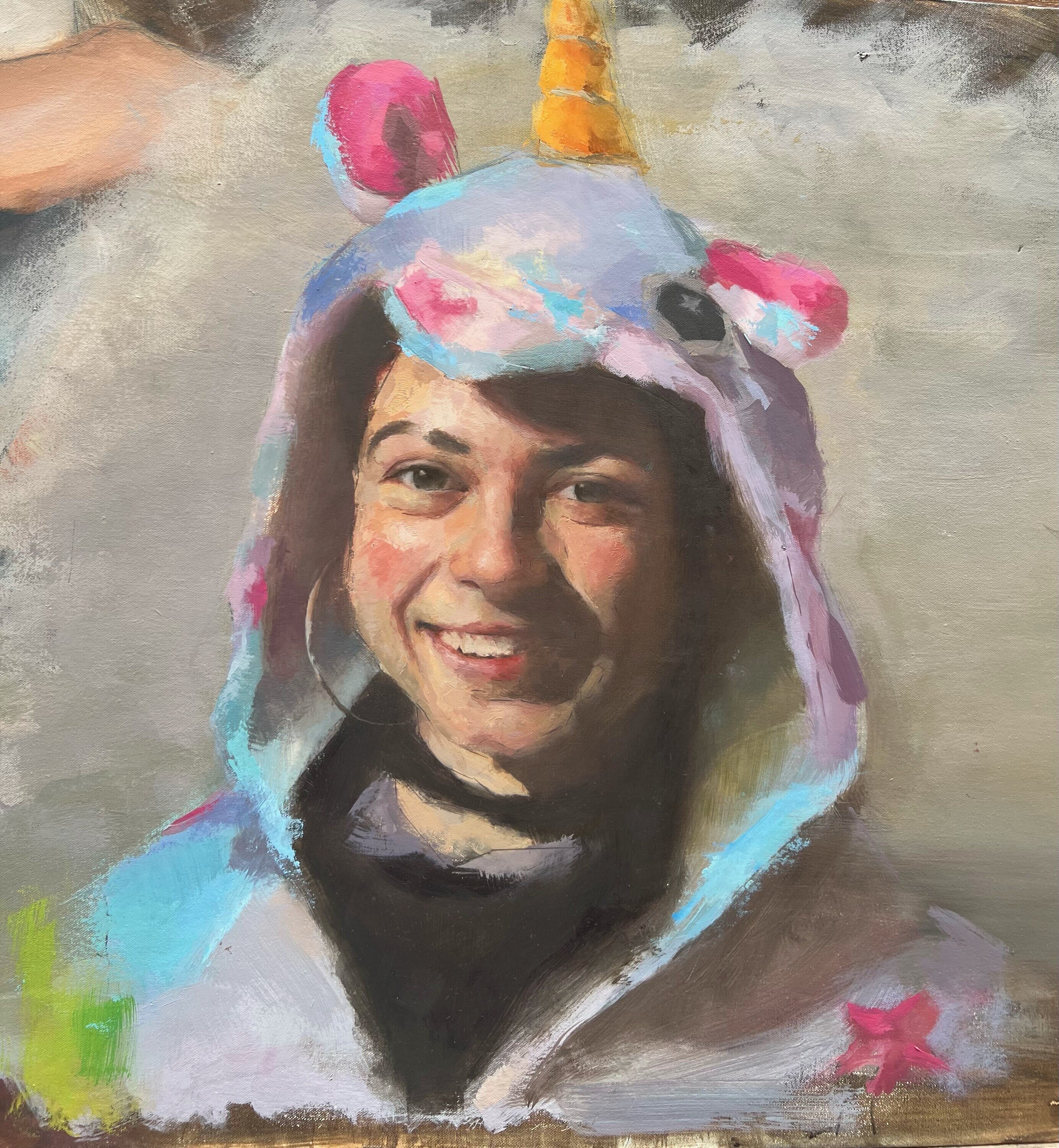 Retrato de una mujer joven con pelo claro y fondo texturizado