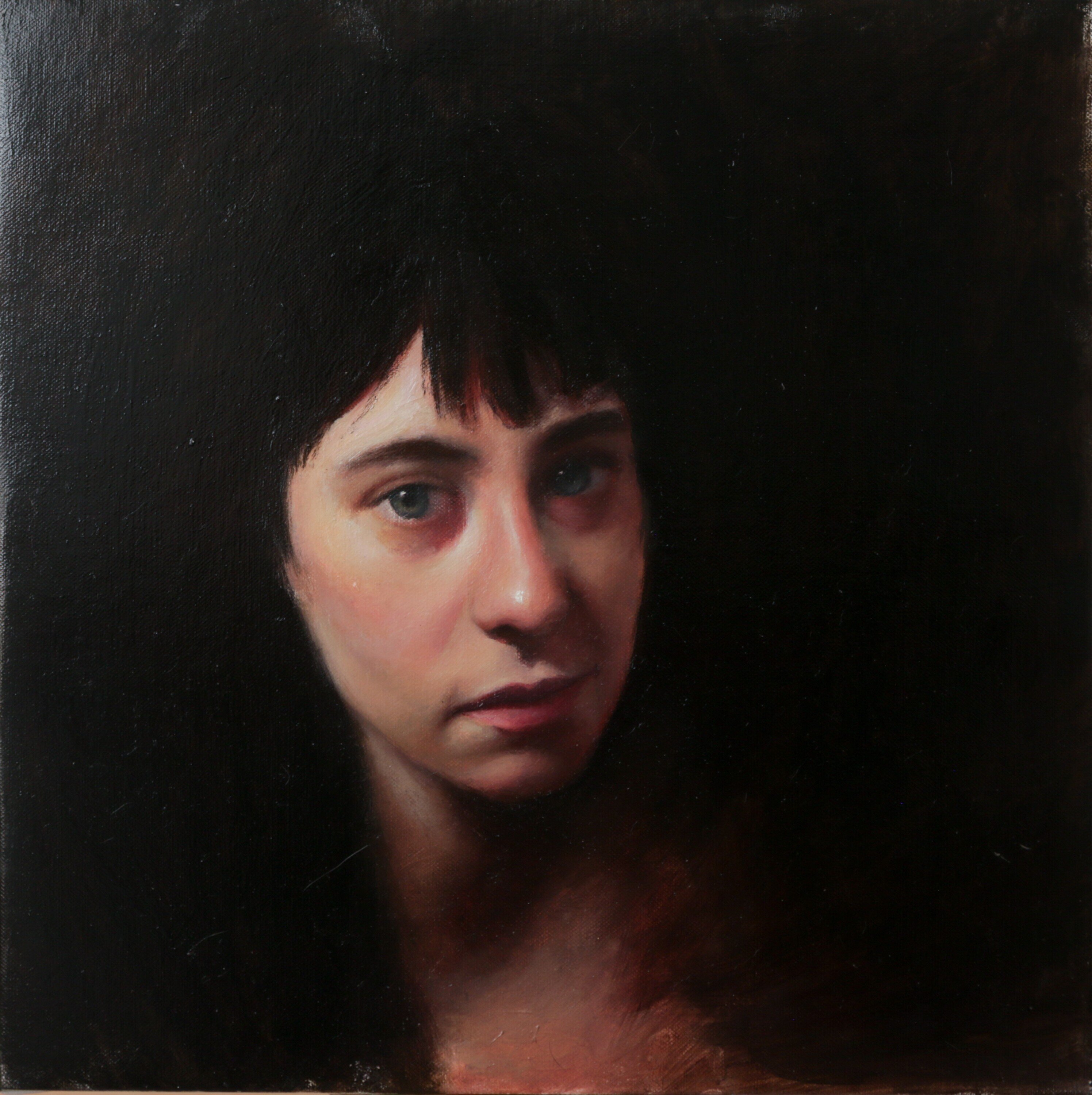 Retrato de un hombre joven con fondo neutro