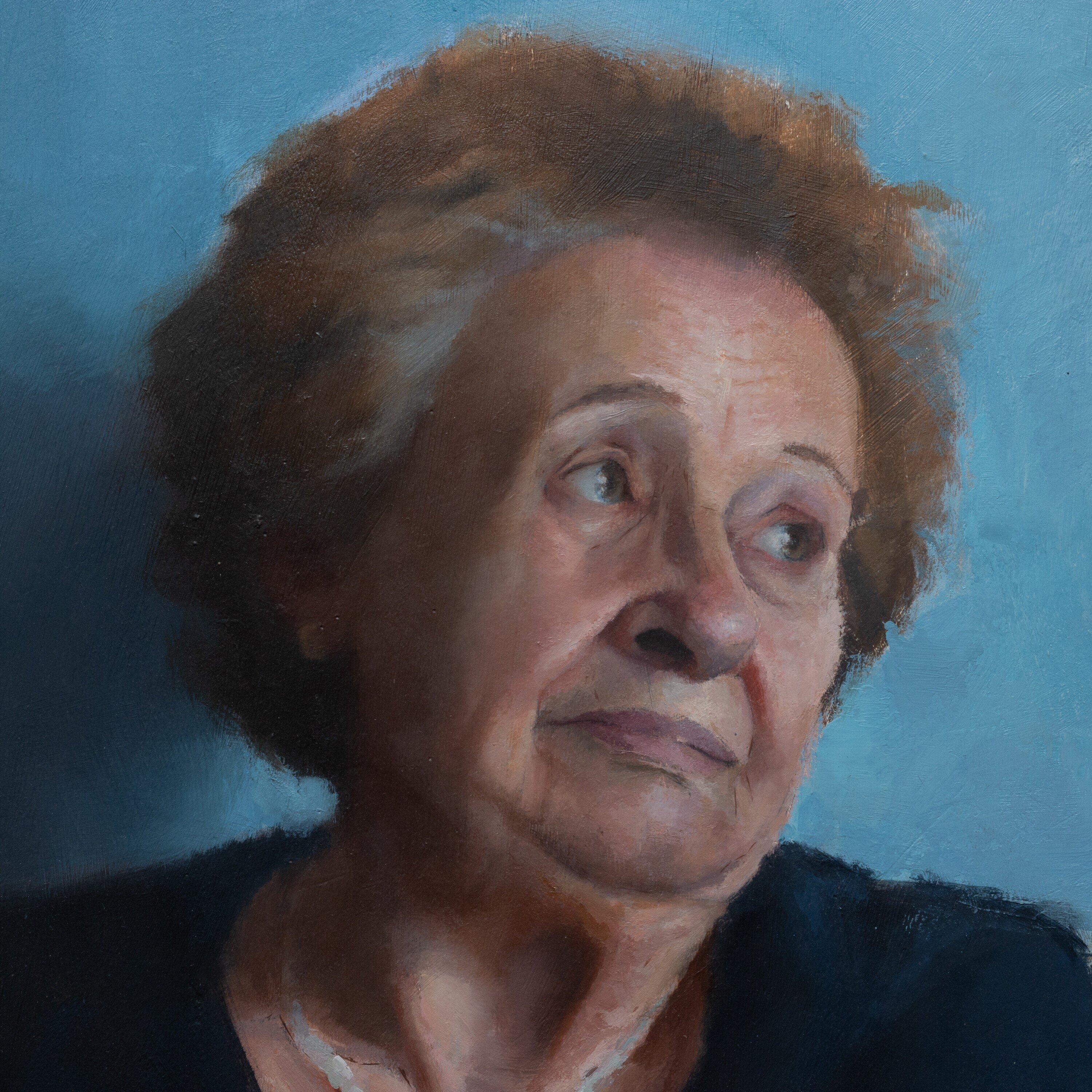 Retrato de una mujer con mirada directa sobre fondo oscuro